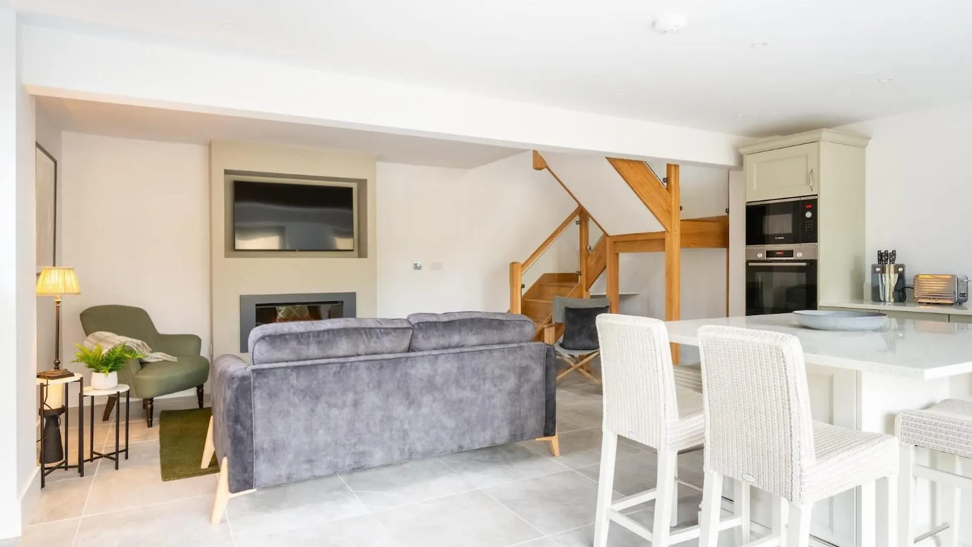 Luxurious House Lodge & Garden Private Parking GLOUCESTERSHIRE 0*,  United Kingdom
