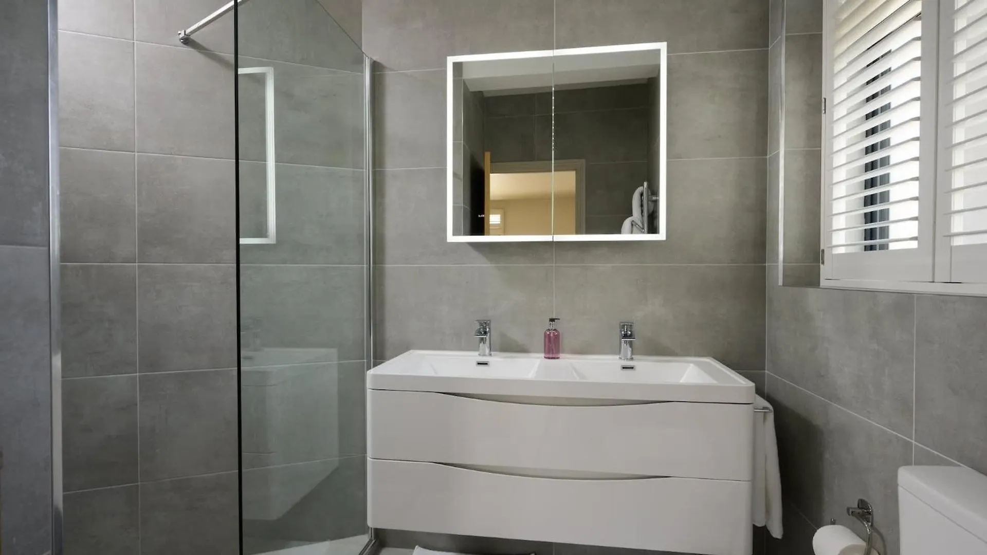 Luxurious House Lodge & Garden Private Parking GLOUCESTERSHIRE 0*,